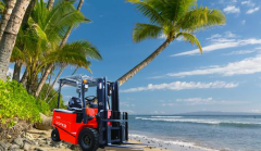 如何正确操作叉车行驶